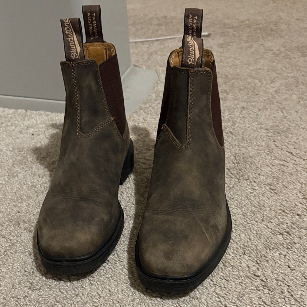 Blundstone Women’s Distressed Brown Leather Boots